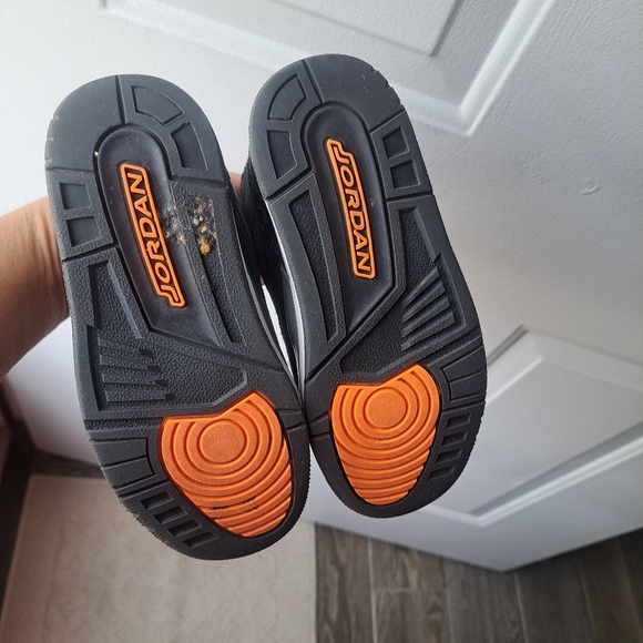 Jordan 3 Retro🩶🧡🖤 - Picture 8 of 13